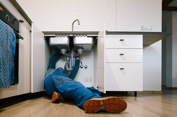 Professional Emergency Plumber technician working in Draper, VA